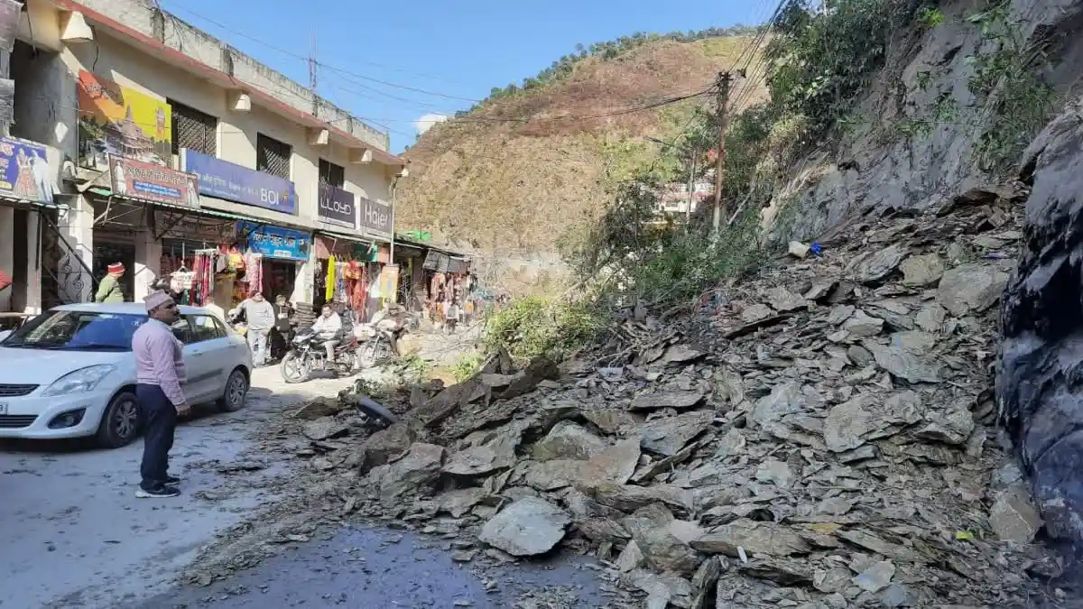 Debris suddenly fell from the hill in Rudraprayag, 3 two-wheelers buried