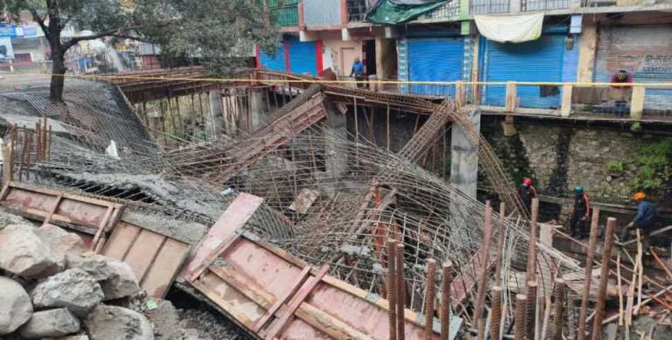 Parking collapsed 17 people narrowly escaped in Rudraprayag