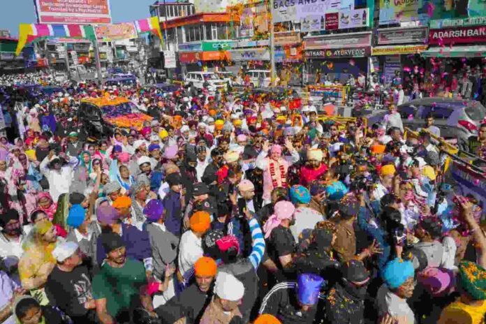 पुष्प वर्षा के साथ नगर परिक्रमा में गूंजे श्री गुरु राम राय जी महाराज के जयकारे, ऐतिहासिक नगर परिक्रमा में दूनवासियों ने गुरु की संगत का किया जोरदार स्वागत