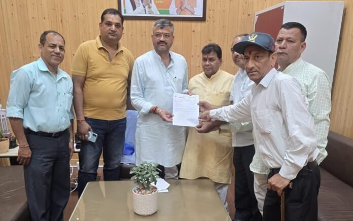 महापौर सौरभ थपलियाल ने अपने कार्यालय में नगर निगम कर्मचारी महासंघ एवं अखिल भारतीय सफाई मजदूर कर्मचारी महासंघ के पदाधिकारियो संग नगर निगम के कर्मचारियों से संबंधित विभिन्न समस्याओं पर चर्चा