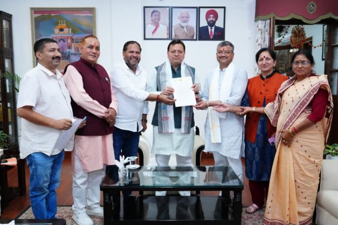 मुख्यमंत्री पुष्कर सिंह धामी से मुख्यमंत्री आवास में मेयर देहरादून सौरभ थपलियाल सहित विभिन्न नगर पालिका अध्यक्षों ने मुलाक़ात की