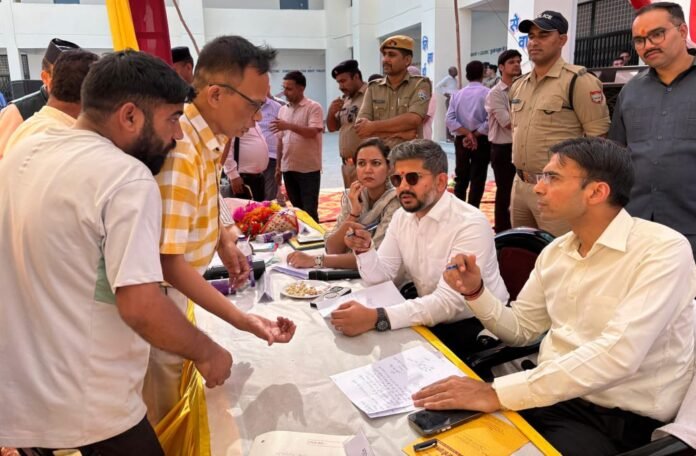 मुख्यमंत्री दुर्गम प्रथम के संकल्प को आगे बढ़ाते डीएम सविन; डीएम ने दूरस्थ क्षेत्र लाखामंडल में बहुउद्देशीय शिविर लगाकर सुनी जन समस्याएं।