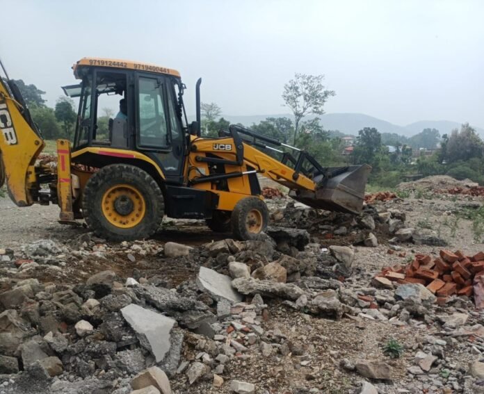 प्राधिकरण द्वारा मसूरी रोड पुरकुल में विभिन्न स्थानों पर लगभग 150 बिघा में अवैध रूप से की जा प्लॉटिंग को ध्वस्त किया