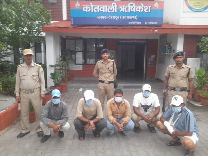 सार्वजनिक स्थान पर हुड़दंग कर रहे 05 अभियुक्तों को दून पुलिस ने किया गिरफ्तार