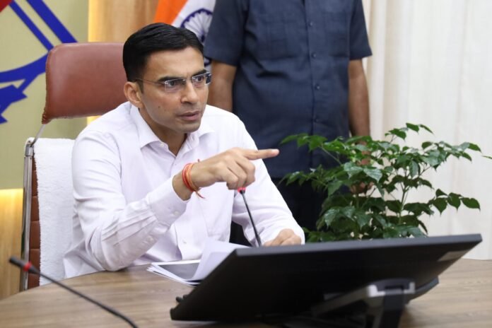 संविदात्मक कार्यो में लगे मजदूरों के आधार कार्ड सत्यापन रिपोर्ट न भेजने पर डीएम ने जताई नाराजगी।