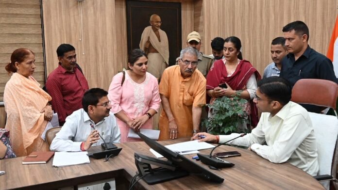 मुख्यमंत्री के सुखदजन के संकल्प से प्रेरित डीएम का जनता दर्शन