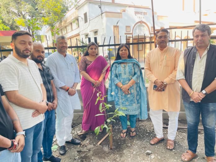 विश्व पर्यावरण दिवस पर मेयर सौरभ थपलियाल ने नगर निगम परिसर में लगाया एक पेड़ मां के नाम