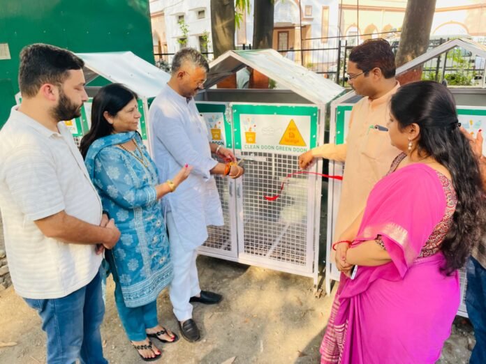 मेयर सौरभ थपलियाल द्वारा पार्षदगणों एवं नगर आयुक्त नमामी बंसल संग नगर निगम परिसर में प्लास्टिक बैंक के उद्घाटन किया