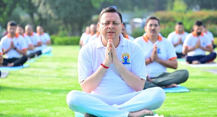 मुख्यमंत्री ने आवास परिसर में गुरुवार को योगाभ्यास किया