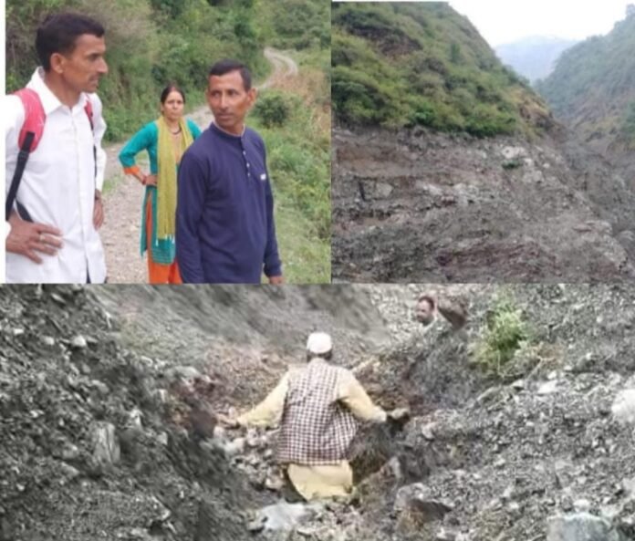 बटोली गांव बना ग्रामीणों के लिए मुसीबत, घरों में कैद होने को मजबूर है ग्रामीण, वोट मांगने तक सिमित रहें जनप्रतिनिधि