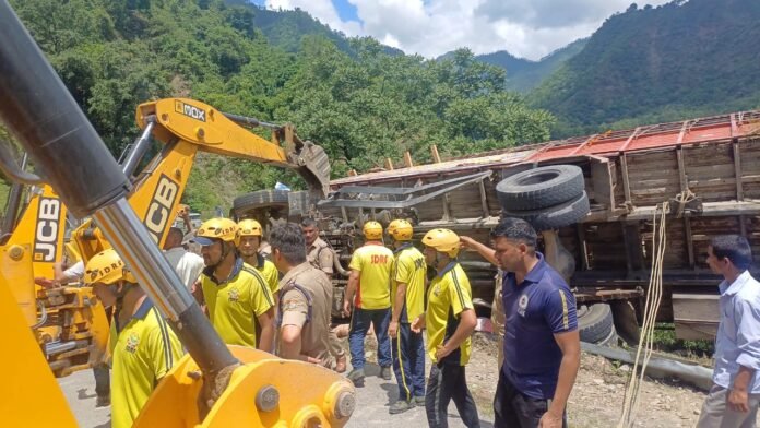 कांवड़ यात्रियों का वाहन दुर्घटनाग्रस्त, SDRF ने चलाया रेस्क्यू ऑपरेशन