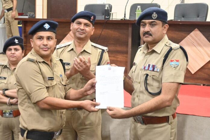 उत्कृष्ट कार्य करने वाले पुलिस कर्मियों को एसएसपी दून ने किया सम्मानित