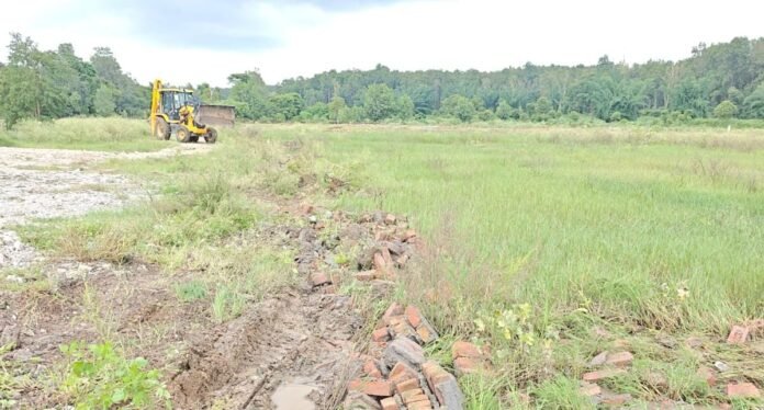 एमडीडीए का अतिक्रमण पर बुलडोजर जारी देहरादून शिमला बाय पास रोड में की जा रही प्लाॅटिंग पर ध्वस्तीकरण की कार्यवाही की गयी