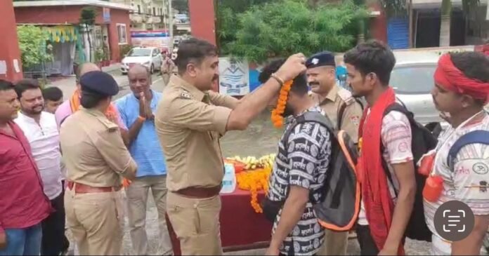 एसएसपी दून द्वारा कांवड यात्रियों को फूल माला पहनाकर किया उनका स्वागत
