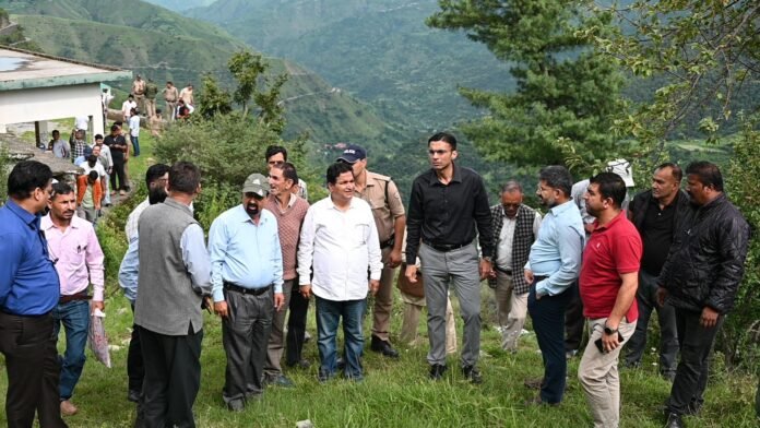 अपने चकराता जनमन का नए सीएचसी की जगह देखने डीएम स्वयं चढे पहाड़, Present on site;