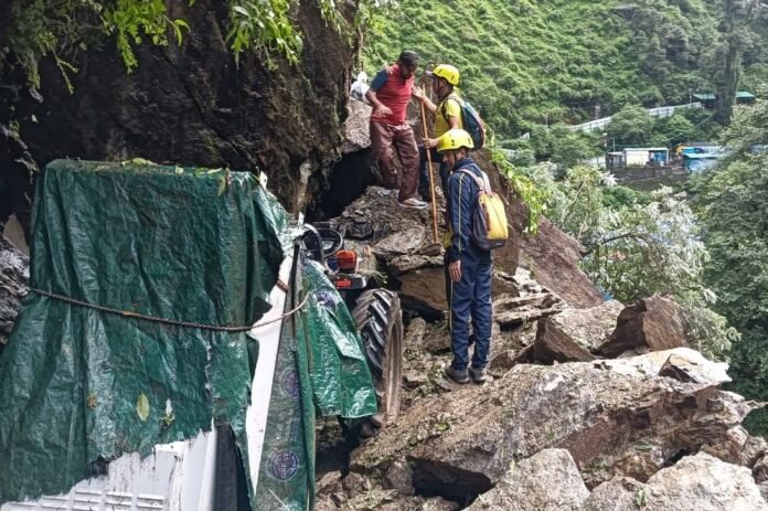 भूस्खलन से यात्रा मार्ग आंशिक क्षतिग्रस्त