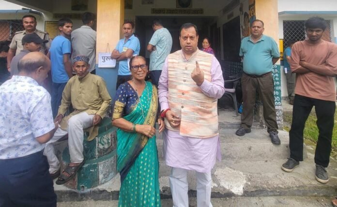 बीकेटीसी अध्यक्ष हेमंत द्विवेदी नें अपने पैतृक गांव खोबरा (यमकेश्वर)पहुँच कर किया मतदान, कहा ग्रामीण जनता का एक वोट रखता हैं गांव की तस्वीर बदलने की शक्ति