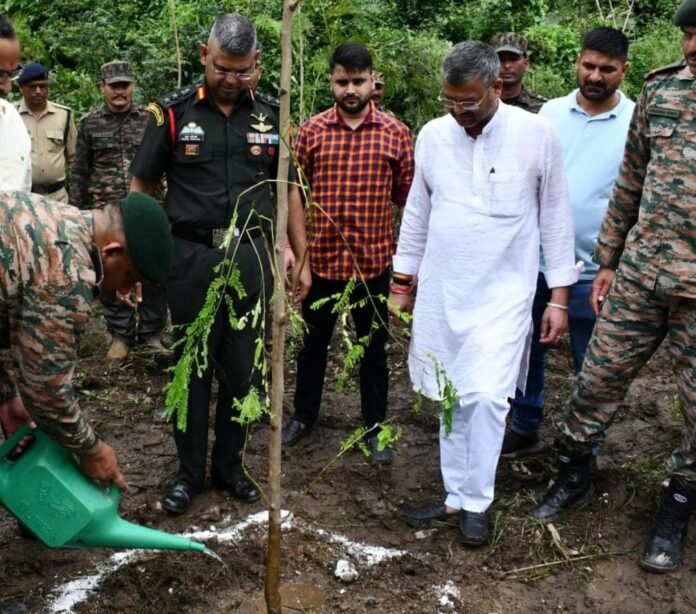मेयर सौरभ थपलियाल ने आर्मी/सेना जवानों साथ किया पौधारोपण