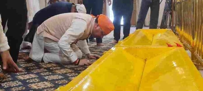 मुख्यमंत्री धामी ने नानकमत्ता साहिब गुरुद्वारे में टेका मत्था, बच्चों से की आत्मीय भेंट धार्मिक आस्था और सामाजिक सौहार्द का दिया संदेश