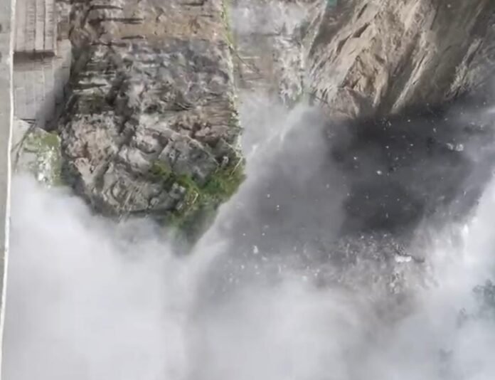 टीएचडीसी के निर्माणधीन जल विद्युत परियोजना के डाइवर्जन साइड पर भारी भूस्खलन से मची अफरातफरी, 8 घायल