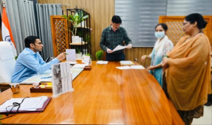 पति अपनी पत्नी पर बात-2 में तान देता था बंदूक; डीएम ने किया लाइसेन्स निलंबित; शस्त्र ज़ब्त