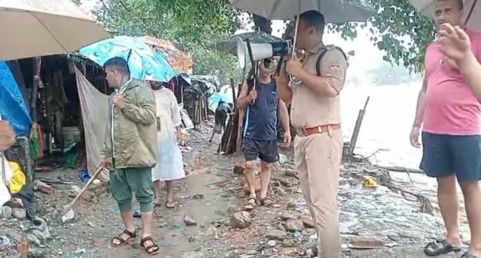 अलर्ट मोड पर दून पुलिस लगातार हो रही भारी बरसात के दृष्टिगत पुलिस द्वारा गंगा घाटों पर स्नान व नदी/नालों के किनारे रहने वाले लोगों को किया जा रहा सचेत