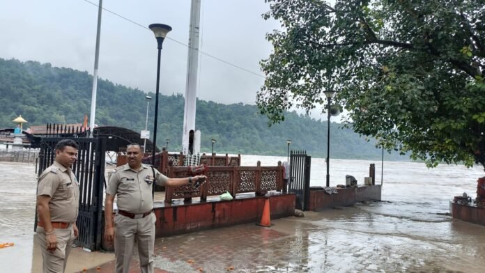 ऋषिकेश क्षेत्र में गंगा नदी का जलस्तर खतरे के निशान से ऊपर पहुँचने के कारण पुलिस द्वारा गंगा घाटों में लोगो की आवाजाही की बंद