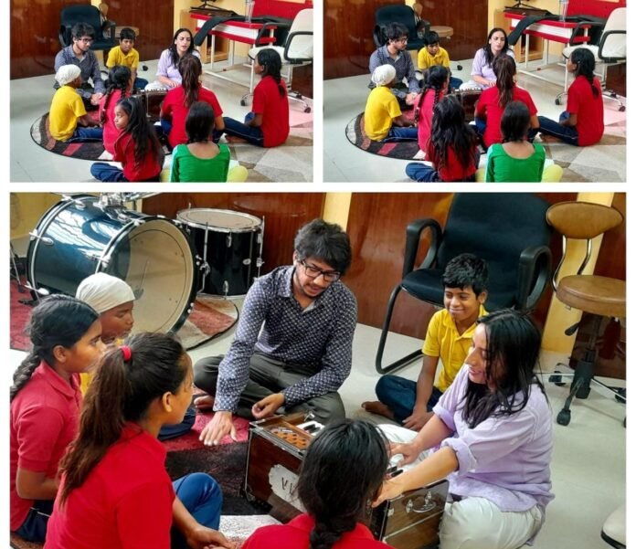 कूड़े, कटौरे से कलम की ओर लौटा बचपन; आखर ज्ञान से कम्प्यूटर; संगीत; योग तक