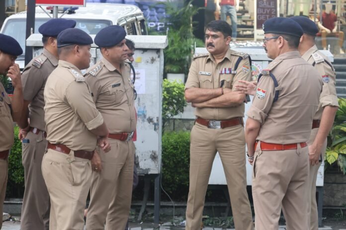 बहनों के त्यौहार में न हो दिक्कत, व्यवस्था बनाने अधिकारी से लेकर कर्मचारी तक उतरे सडकों व बाजारों में