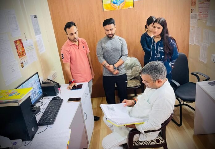 मेयर ने किया नगर निगम आपदा कंट्रो रूम का निरीक्षण दून की चिंता में मेयर देहरादून सौरभ थपलियाल