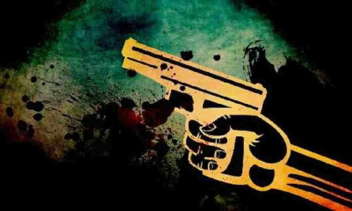 पति अपनी पत्नी पर बात-बात में तान देता था बंदूक, डीएम ने किया लाइसेन्स निलंबित, शस्त्र भी ज़ब्त