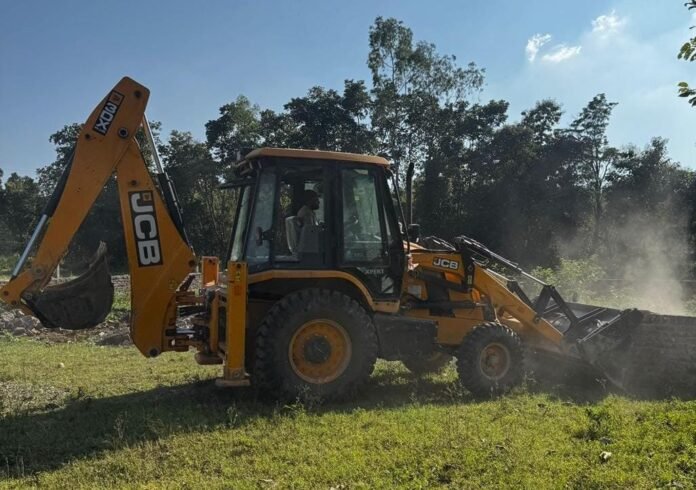 मसूरी-देहरादून विकास प्राधिकरण की नियम विरुद्ध निर्माण एवं अवैध प्लॉटिंग पर कड़ी कार्रवाई जारी, अवैध निर्माण और प्लॉटिंग पर चला एम.डी.डी.ए. का बुलडोज़र