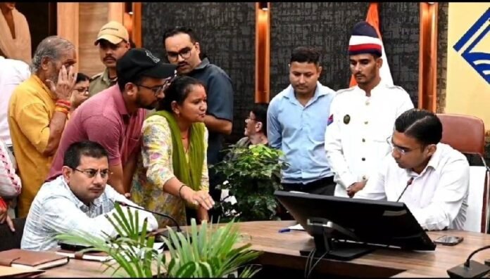 जनता दर्शन पर बढता लोगों का अूटट विश्वास, बेटा कर रहा घर से बाहर बुजुर्ग की गुहार पर डीएम ने तलब की रिपोर्ट