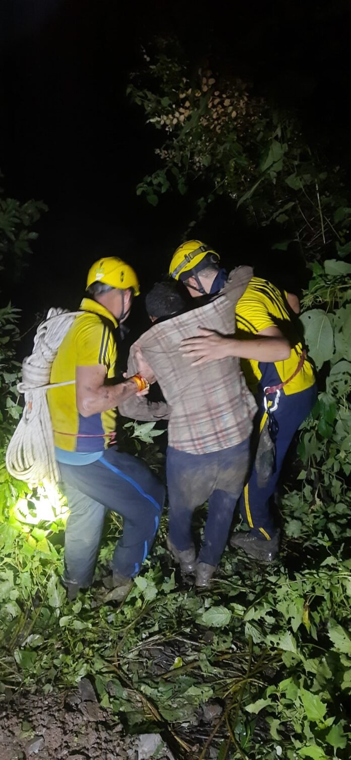 जनपद पौड़ी, व्यास चट्टी में जेसीबी दुर्घटनाग्रस्त