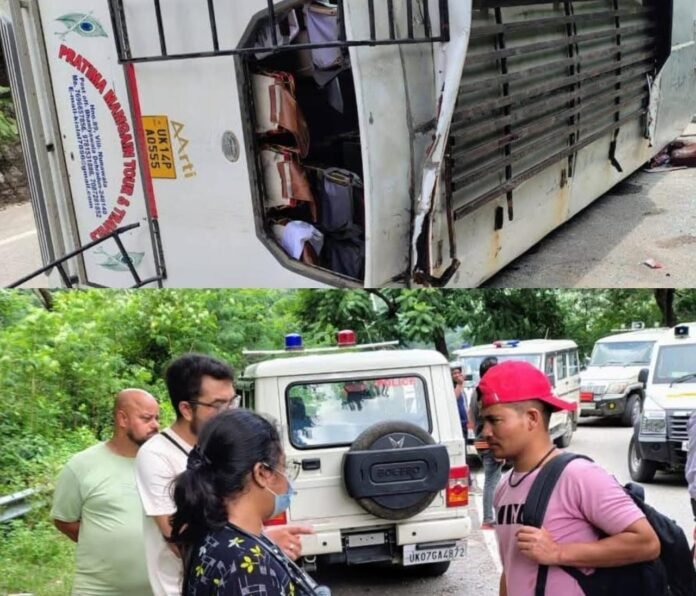 यात्रियों से भरी बस पलटी, 2 की मौत, 13 घायल: देखें वीडियो