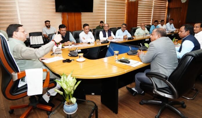 मुख्यमंत्री पुष्कर सिंह धामी से राज्य में आपदा से हुए नुकसान का जायजा लेने आई भारत सरकार की अन्तर-मंत्रालयी टीम ने भेंट की