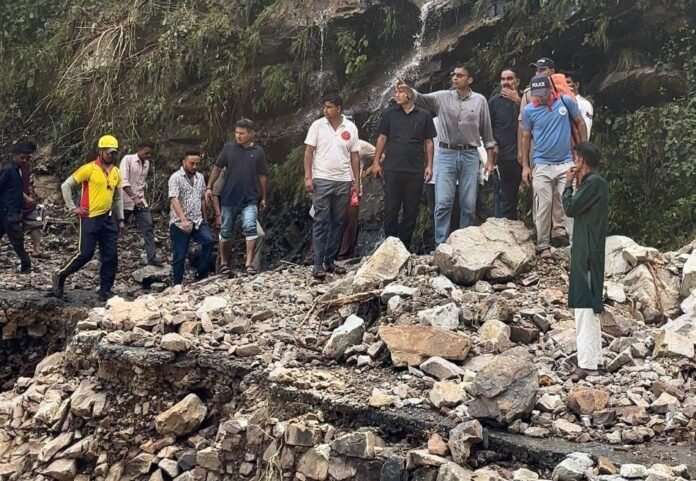 आपदाग्रस्त फुलेत क्षेत्र में डीएम के दौरे का असर; छमरोली तक छोटे वाहन आवागमन हेतु बहाल