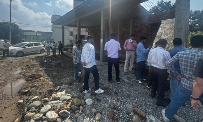 हर्बटपुर–विकासनगर में एमडीडीए की ताबड़तोड़ कार्रवाई– अवैध प्लॉटिंग व निमार्णों पर शिकंजा, कई बहुमंज़िला भवन सील