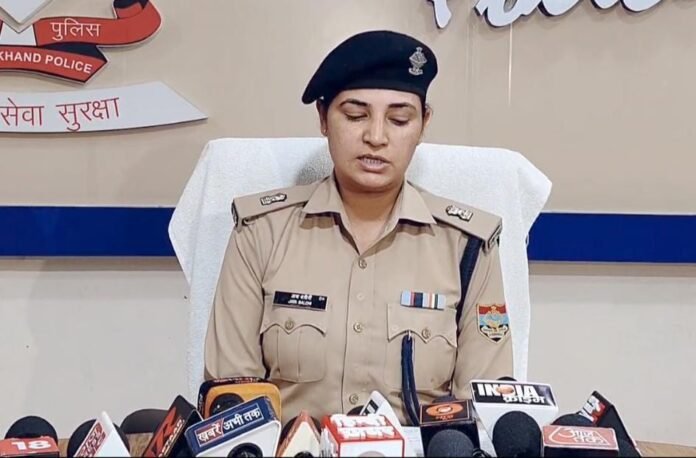 स्नातक स्तरीय पदों की लिखित प्रतियोगी परीक्षा में प्रश्न पत्र के फोटो आगे भेजने वाली अभियुक्ता को पुलिस ने किया गिरफ्तार