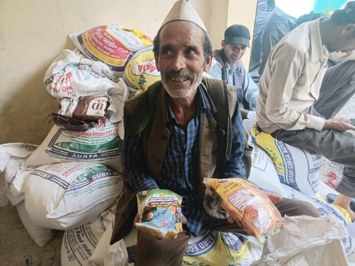 डीएम के प्रयासों से आपदाग्रस्त सुदूरवर्ती गांव फूलेत, छमरौली व किमाड़ी पहुंचा खाद्यान्न