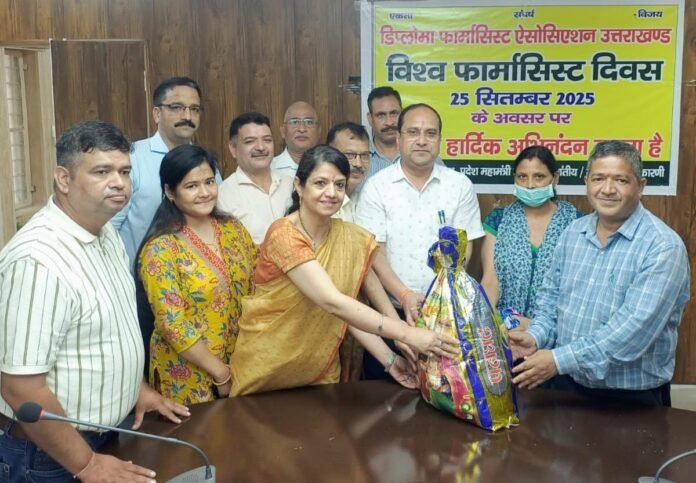 विश्व फार्मासिस्ट दिवस के अवसर पर फार्मेसी अधिकारियों ने टी बी के मरीज गोद लिए