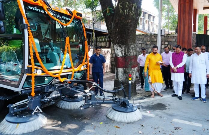 सीएम धामी ने नगर निगम, देहरादून द्वारा संचालित वैक्यूम बेस्ड रोड़ स्वीपिंग मशीन का फ्लैग ऑफ किया
