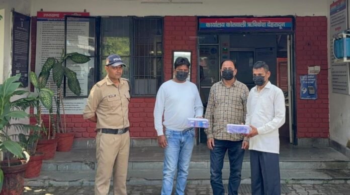 अपराधियों पर दून पुलिस का कसता शिकंजा अवैध रूप से जुआ खेल रहे 03 अभियुक्तों को दून पुलिस ने किया गिरफ्तार