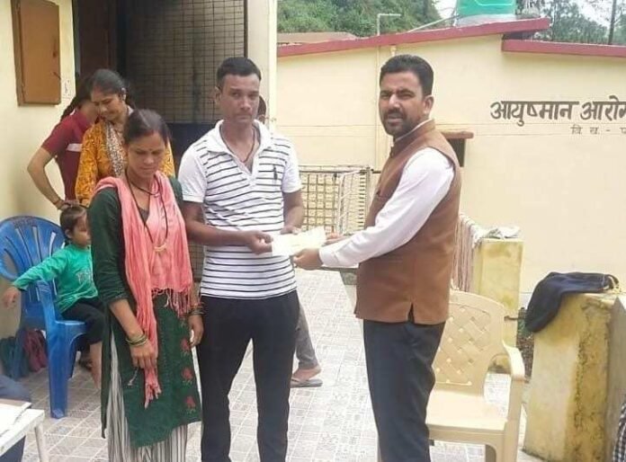 सीएम धामी घोषणा के अनुरूप प्रभावित क्षेत्रों में वितरित किये राहत राशि के चेक