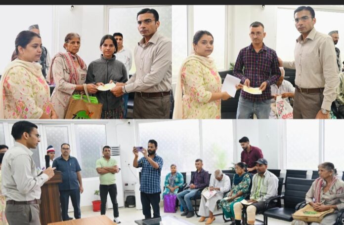 जिला प्रशासन की रायफल से निकलती आशा व उम्मीद की चिंगारी असहाय निर्धनों की बीमारी के उपचार से लेकर रोजगार तक