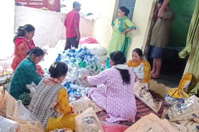 राजधानी दून में समूह की महिलाओं ने तैयार की दिवाली के लिए एलइडी लाइट