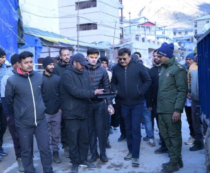 मुख्य सचिव आनन्द बर्द्धन ने केदारनाथ यात्रा व्यवस्थाओं का लिया जायजा, पुनर्निर्माण कार्यों और यात्रियों की सुविधाओं का किया निरीक्षण