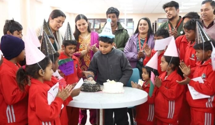 डीएम के पुत्र सनव का जन्मदिन, भिक्षावृत्ति उन्मूलित बच्चों संग केक काट बांटी खुशियां