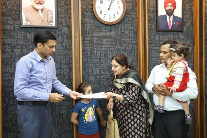 जिलाधिकारी सविन बंसल के हस्तक्षेप का असर, निजी स्कूल ने दो दिन में जारी किए ₹78,966 के चेक