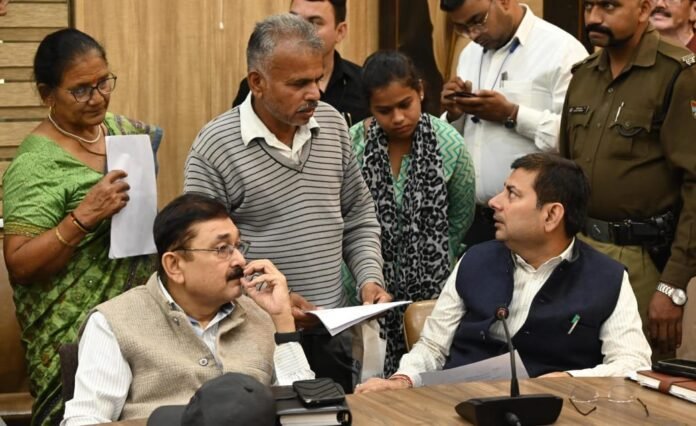 सीएम के निर्देश, जनता दरबार में एडीएम ने सुनी लोगों की फरियाद, कई मामलों का मौके पर निस्तारण